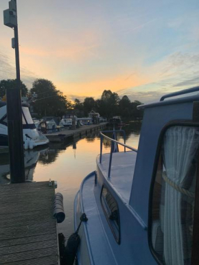 Stunning Classic Dutch Barge near Henley & Marlow